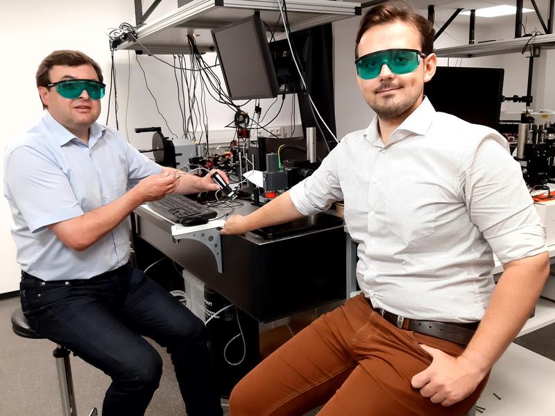 Prof. Bernhard Roth (l.) und sein Doktorand Anatoly Fedorov Kukk beim Testen mit einem Demonstrator-Aufbau. Die Spezialbrillen schützen die Wissenschaftler vor der eingesetzten Laserstrahlung. 