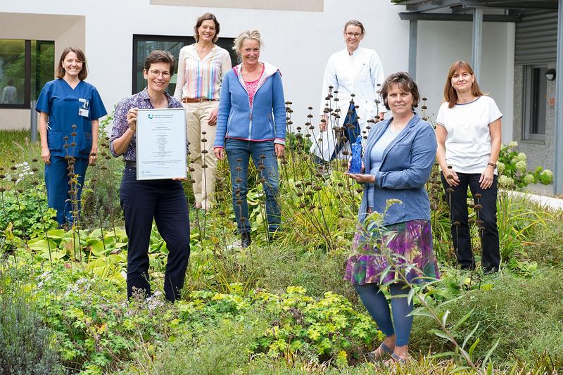 Stellvertretend für alle Preisträgerinnen des Klinikums der Universität München (v.l.n.r.): Dr. Zulfiya Syunyaeva, Prof. Claudia Bausewein, Dr. Berger, Dr. Birgit Haberland, Dr. Susanne Tänzler, Dr. Michaela Schunk, Sabine Streitwieser.