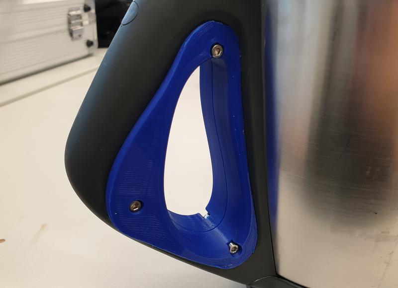 Nach dem Ausdruck aus dem 3D-Drucker wurde das blaue Hilfsmittel zur Erweiterung des Griffs an dem Topf angebracht.