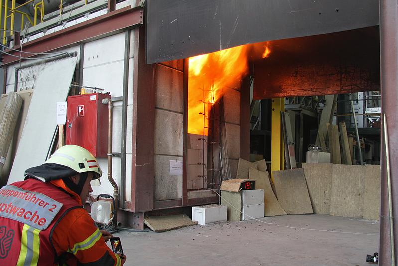 Am Institut für Baustoffe, Massivbau und Brandschutz der TU Braunschweig verschiedene Brandversuche durchgeführt. Hier ist ein Raumbrand-Versuch mit Massivholzbauteilen in Kooperation mit der Feuerwehr Braunschweig zu sehen. 