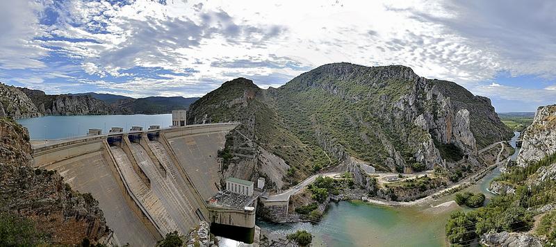 Santa Ana Dam at the Noguera Ribagorzana River in the Ebro River catchment, Spain. Anthropogenic barriers impact the accessibility of suitable habitats and restrict fishes’ abilities to track climate change-induced habitat shifts.