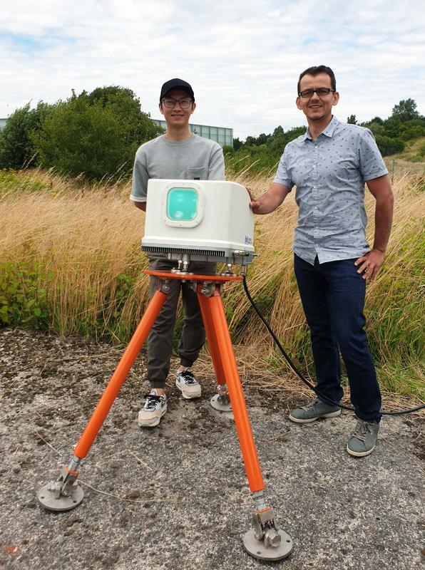 Smarte Forscher: Professor David Schlipf und sein Doktorand Feng Guo lassen die Windenergieanlage mithilfe des Lidar-Systems Windböen erkennen. 