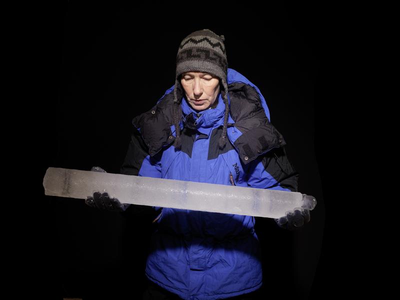 Expeditionsleiterin Margit Schwikowski mit einem Eisbohrkern