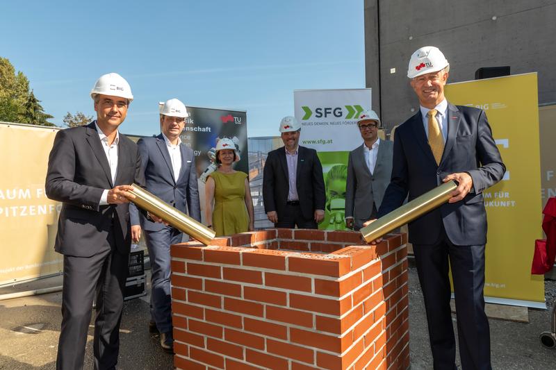 Laying of the foundation stone for Data House & SAL Building: Mayor Siegfried Nagl, Hans-Peter Weiss, CEO of the BIG, Stefanie Lindstaedt, CEO Know Center, Gerald Murauer, CEO of SAL, Christoph Ludwig, CEO of SFG and Rector Harald Kainz (f.l.). 