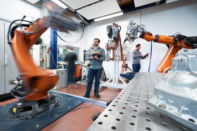 Blick in einen Bereich des „Laboratoriums für Werkstoff- und Fügetechnik“ (LWF) an der Fakultät für Maschinenbau.