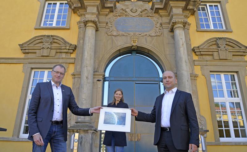 Ein weiterer Mosaikstein für den KI-Campus der Universität Osnabrück: Die Rosen Gruppe stiftet eine Professur „Semantische Informationssysteme“. Darüber freuen sich (v.l.) Patrik Rosen, Präsidentin Prof. Susanne Menzel-Riedl und Prof. Dr. Martin Atzmüller.