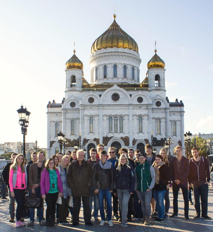 Das deutsch-russische Travelling Seminar 2017 vor der Christ-Erlöser-Kathedrale in Moskau.