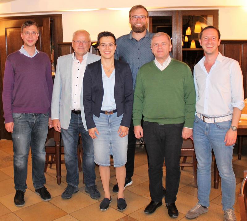 Das Organisationsteam der Travelling-Seminare mit Prof. Dr. Mirijam Zobel (3. von links) und Prof. Dr. Maxim Wlassow (1. von rechts). 
