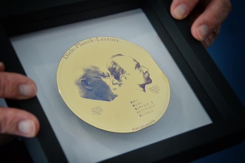 The Diels Planck Medal is made from a silicon wafer in the clean room of the Kiel Nano Laboratory. It shows the Nobel Prize winners Max Planck and Otto Diels, the founders of the nanosciences in Kiel.  