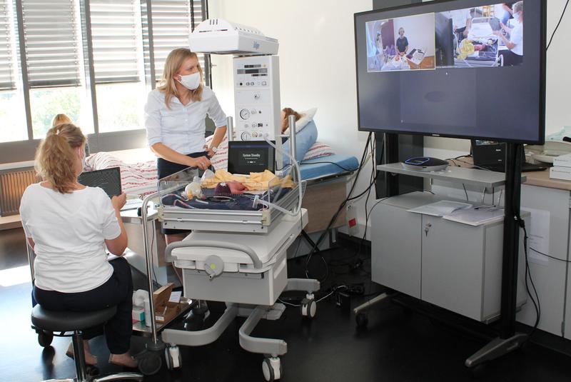 Die Teilnehmenden an der hsg Bochum wurden von Dr. Jens-Christian Schwindt, der sich aus Wien per Videokonferenz zugeschaltet hatte, darin geschult, den Frühgeborenen-Simulator einzusetzen.