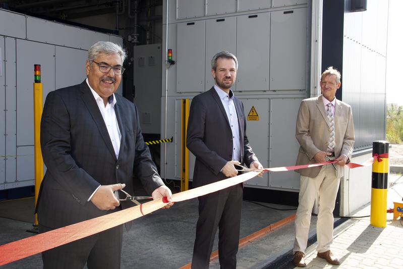 Official opening of Hil-GridCoP test bench in Bremerhaven. From left: Lord Mayor Melf Grantz, City of Bremerhaven, Timo Haase, Federal Ministry for Economic Affairs and Energy (BMWi) and Prof. Andreas Reuter, Fraunhofer IWES 