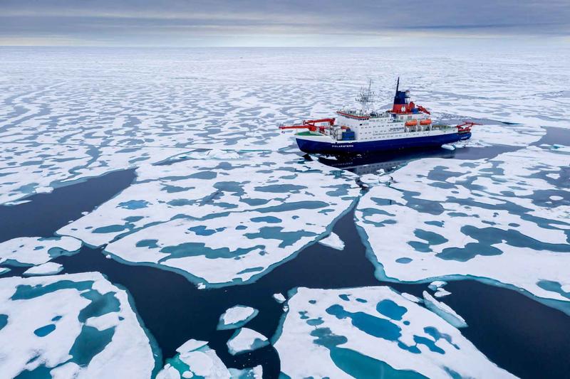 FS Polarstern im Arktischen Ozean.