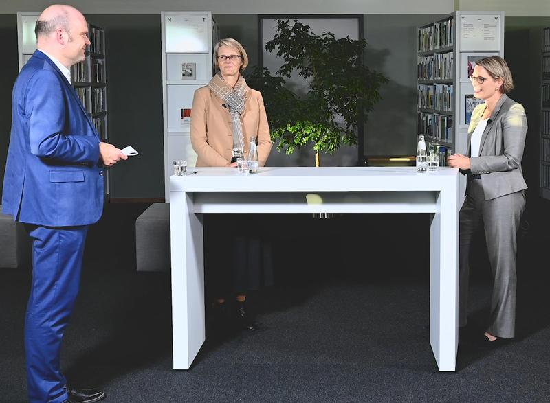 Moderator Jan-Martin Wiarda im Interview mit Bundesbildungsministerin Karliczek und KMK-Präsidentin Hubig 