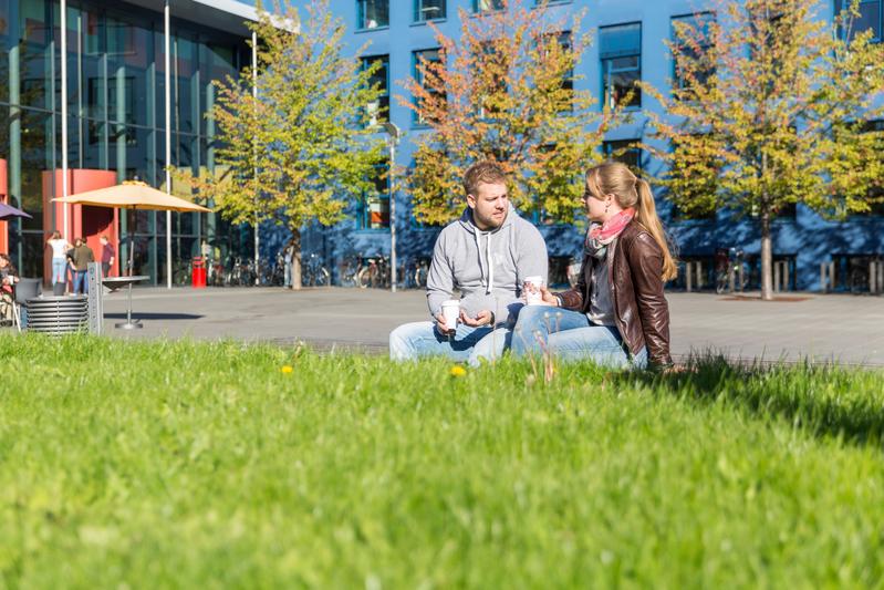 Sowohl für Studienanfänger als auch für aktuelle Studierende schreibt die SRH Hochschule Heidelberg jeweils zwei Stipendien in Höhe von je 5.000 Euro aus.