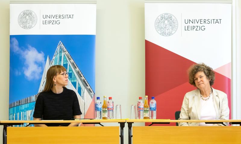 Sachsens Demokratieministerin Katja Meier mit der Leipziger Universitätsrektorin Prof. Dr. Beate Schücking.