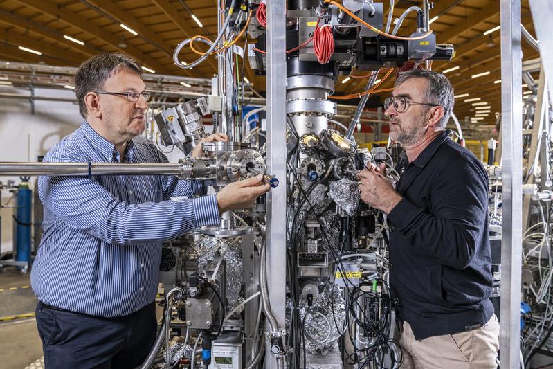 Thorsten Schmitt (links) und Milan Radovic an ihrer Experimentierstation an der Synchrotron Lichtquelle Schweiz SLS. Hier haben sie ihre Messungen an dünnen Filmen aus Strontium-Iridium-Oxid durchgeführt.