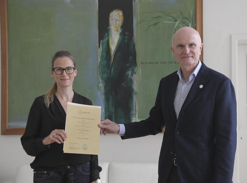 BIH Professor Claudia Langenberg receives her certificate from Professor Axel R. Pries