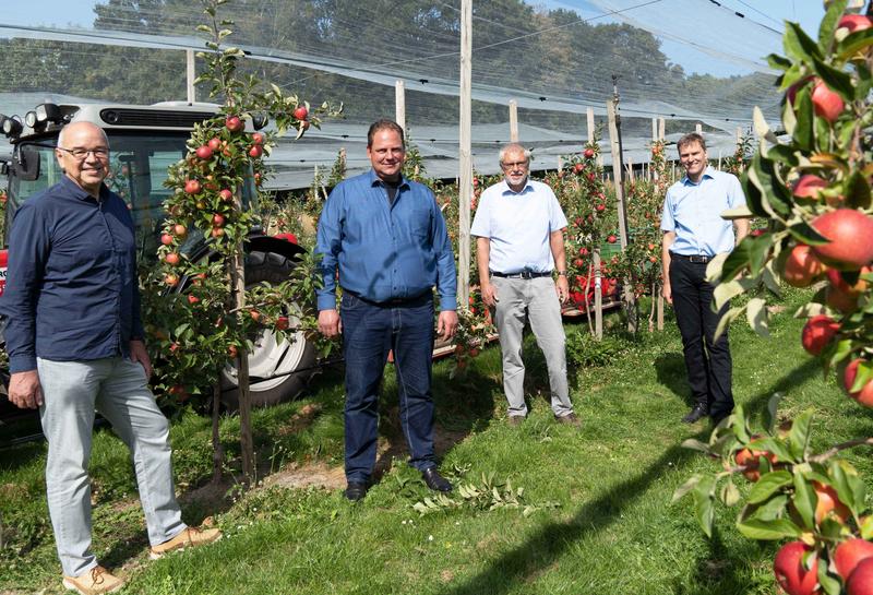 18 Jahre Teamarbeit: Prof. Dr. Henning Schacht (links), Prof. Dr. Werner Dierend (2. von rechts) und Prof. Dr. Ulrich Enneking (rechts) haben gemeinsam mit Thorben Sumfleth und weiteren Obstanbaubetrieben aus dem Alten Land die neue Apfelsorte gezüchtet.