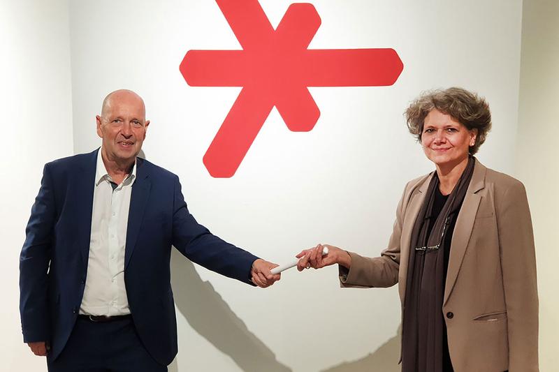 Prof. Dr. Ursula Walkenhorst (re.) bei der Staffelstabübergabe mit Dr. Peter Altvater. 