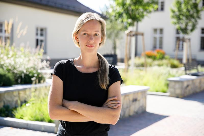 Dr. Jana Zscheischler, Projektleiterin am Leibniz-Zentrum für Agrarlandschaftsforschung (ZALF) e. V., gewinnt den mit 25.000 Euro dotierten Forschungspreis "Transformative Wissenschaft" 2020. 