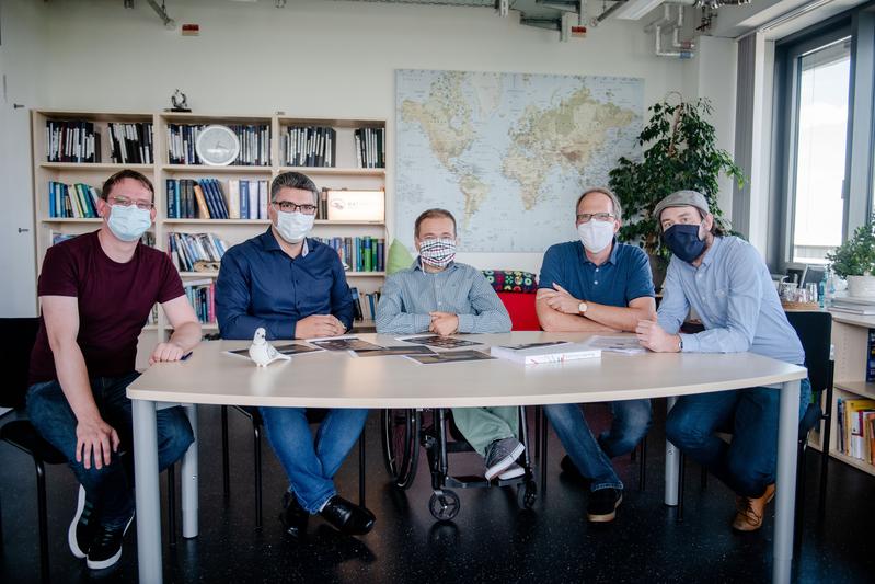  Das Forscherteam (von links) Felix Ströckens, Mehdi Behroozi, Onur Güntürkün, Tobias Otto und Roland Pusch