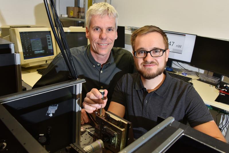 Festkörperühysiker Prof. Dr. Carsten Ronning (l.) und Maximilian Zapf von der Universität Jena.