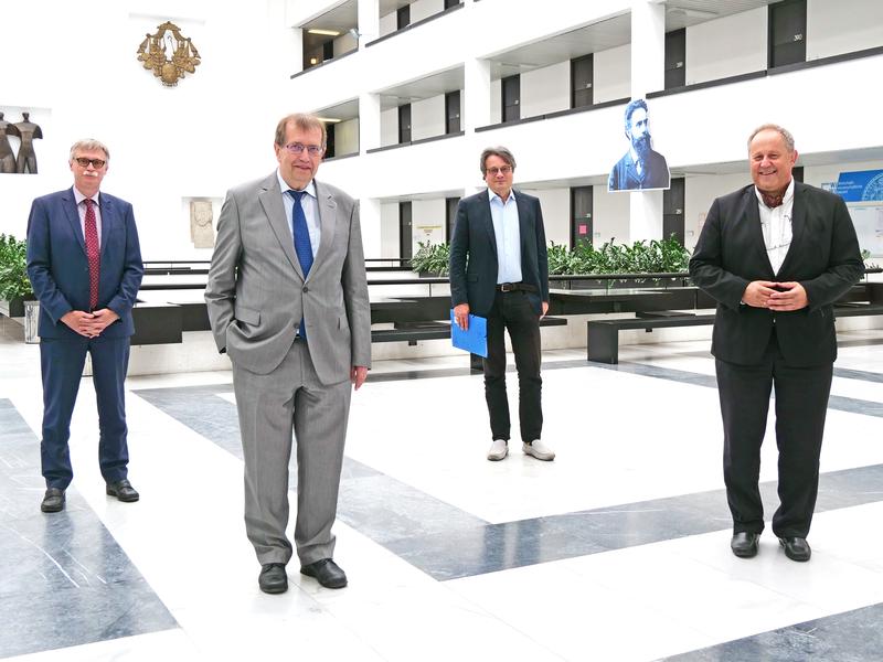 Gruppenfoto nach der Vertragsunterzeichnung mit dem gehörigen Sicherheitsabstand mit (v.l.): Unikanzler Uwe Klug, Unipräsident Alfred Forchel, Peter Heuschmann und Manfred Wildner.