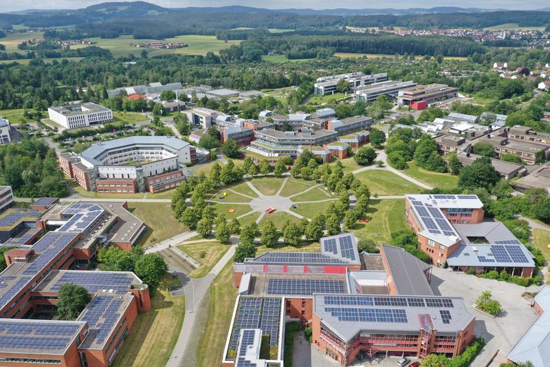 Blick auf den Campus der Universität Bayreuth. Unten rechts das Gebäude der Rechts- und Wirtschaftswissenschaftlichen Fakultät. 