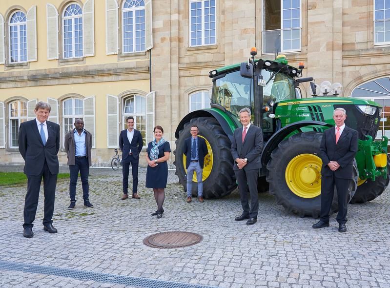 Dr. sc. agr. honoris causa für Markwart von Pentz (2. v.r.). (v.l.): Prof. Dr. Karlheinz Köller, Ferdinand Adu-Baffour, Nicolas Schmid, Prof. Dr. Regina Birner, Florian Schmitt und - ganz rechts - Karlheinz Detzler.