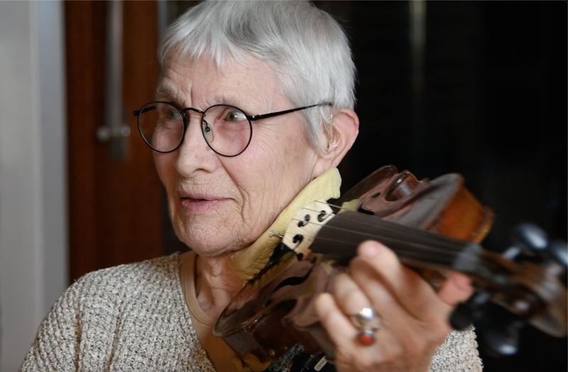 Aufmerksam im Dialog: die an Demenz erkrankte Sigrid Schmidt (Name geändert).