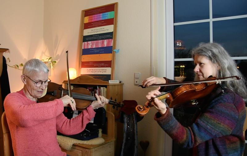 Im gemeinsamen Spiel (v.l.): Sigrid Schmidt (Name geändert) und Lehrerin Anke Feierabend