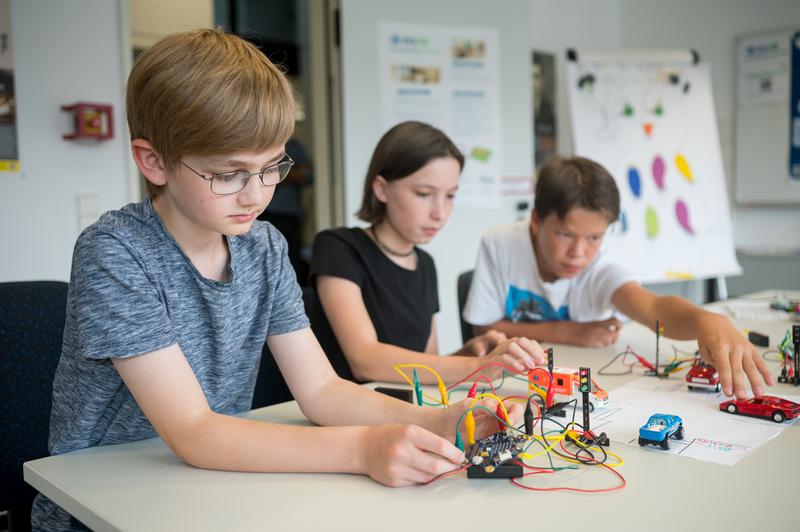 Schüler experimentieren im Schülerlabor Informatik der Universität des Saarlandes.