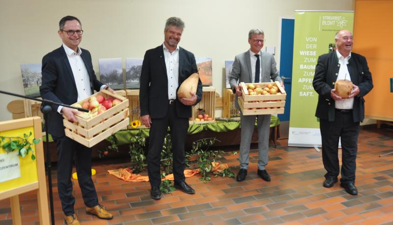 Wissenschaftsminister Bernd Sibler und Prof. Dr. Markus Reinke mit Sparkassenvorstand Stefan Swihota (links) und dem stellvertretenden Deggendorfer Landrat Josef Färber (rechts) bei der Feierstunde zum Projektauftakt 'Streuobstkompetenzzentrum Lalling'