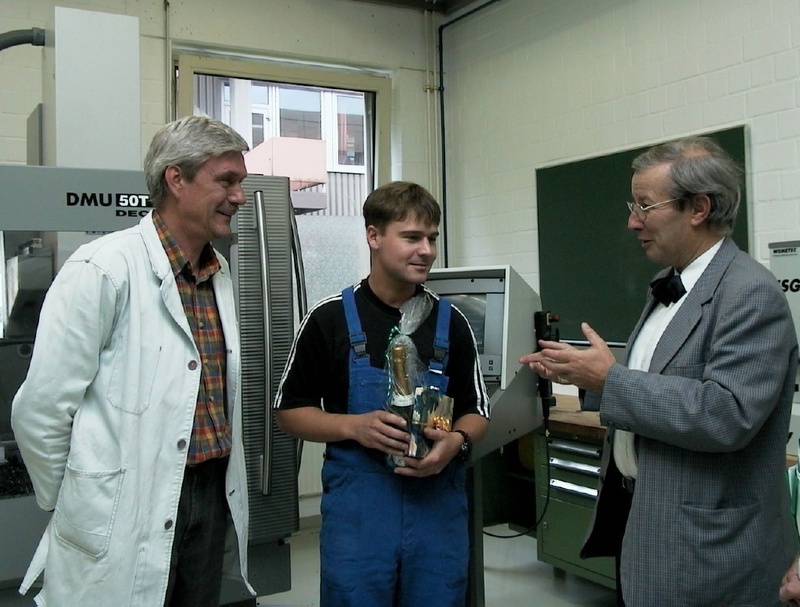 Kanzler Dr. Kickartz (rechts) gratulierte im Institut für Tribologie und Energiewandlungsmaschinen Karsten Wagner (Mitte) und seinem Ausbilder Klaus Eisfelder (li).