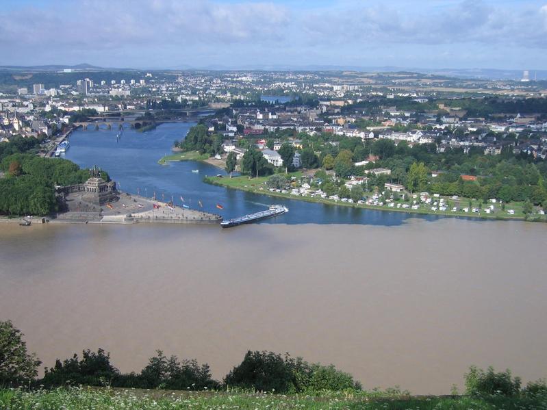 Zusammenfluss von Rhein und Mosel am Deutschen Eck. Deutlich sichtbar sind hier die hohen Schwebstoffkonzentrationen im Rhein als Folge von Starkniederschlägen im Einzugsgebiet.