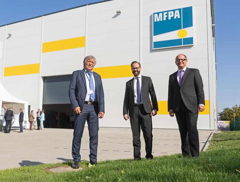 Dr. Mathias Reuschel, Sebastian Gemkow, Prof. Mark Mietzner (v.l.n.r.) vor dem Hallenneubau.