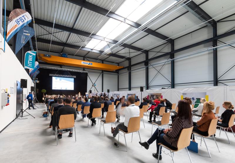 Feier zur Kooperationsunterzeichnung: Blick in die neue Halle.