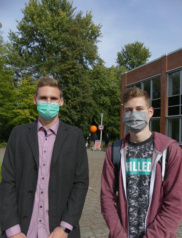 Marcel Klobe (links) und Maximilian Bley (rechts) informierten sich auf dem Campus & Career Day über das Studienangebot der NORDAKADEMIE