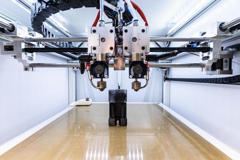 Forscher vom Fraunhofer IPA fertigen mit einer Kombination aus 3D-Druck und Schwerkraftguss, dem sogenannten additiven Freiformgießen, einen mehrkomponentigen Robotergreifer.
