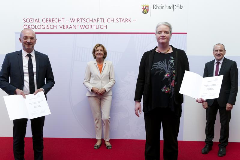 (V.l.n.r.:) Prof. Dr. Andreas Dengel (DFKI), Ministerpräsidentin Malu Dreyer, Prof. Dr. Katharina Zweig (TUK) und Wissenschaftsminister Konrad Wolf.