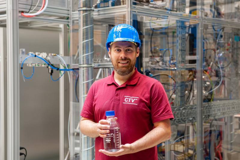 Prof. Dr.-Ing. Jakob Burger, Leiter der Professur für Chemische und Thermische Verfahrenstechnik, vor seiner neu errichteten Demonstrationsanlage am TUM Campus Straubing für Biotechnologie und Nachhaltigkeit