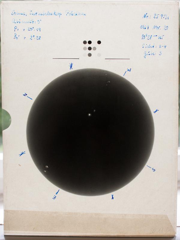 Eine originale Glasplatte aus dem Einsteinturm mit einer Aufnahme der Sonne vom 20. November 1967.