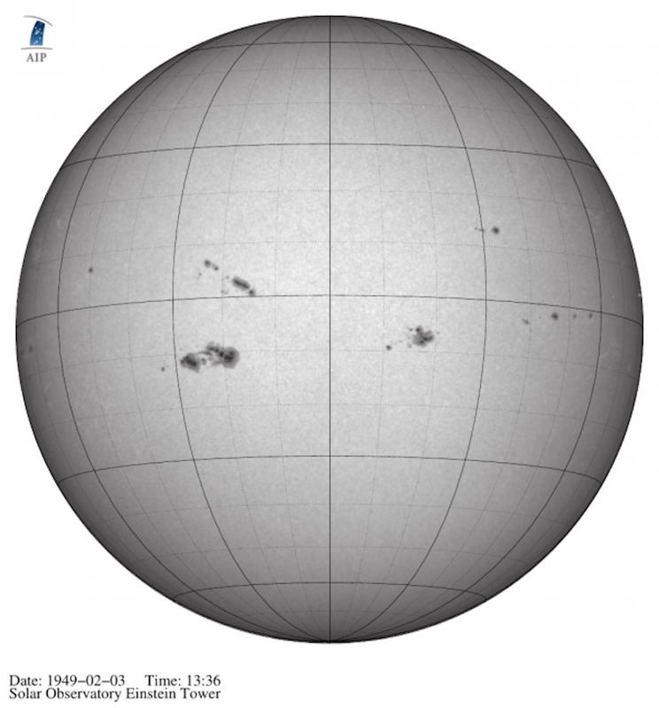 Fotografisches Negativ einer Aufnahme der gesamten Sonnenscheibe, auf der Gruppen von Sonnenflecken zu sehen sind. Sie entstand am 3. Februar 1949 im Sonnenobservatorium Einsteinturm.