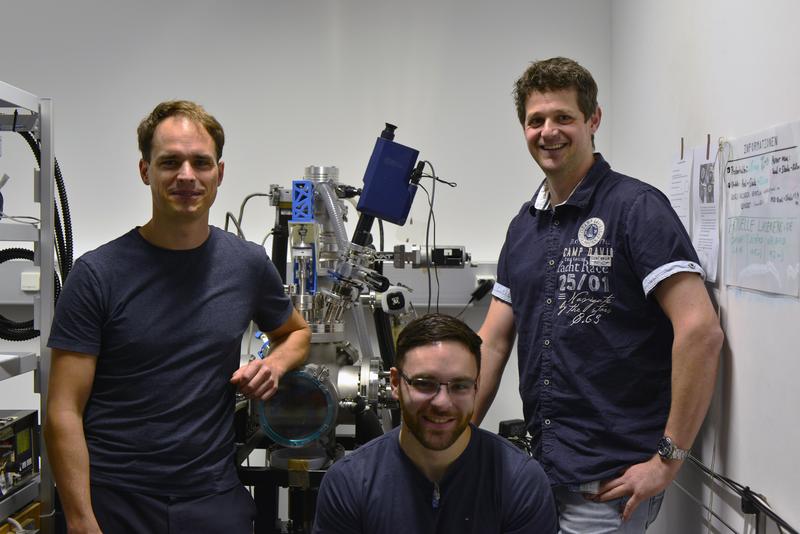 Harald Summerer, Alexander Opitz, Andreas Nenning (vlnr) vor PLD (Pulsed Laser Deposition) Anlage 