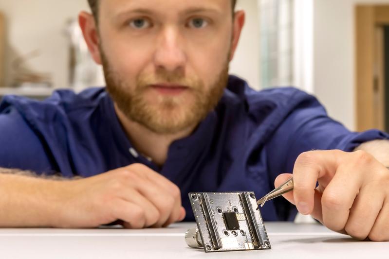 Paul Maierhofer mit dem Ergebnis seiner Dissertation am Institut für Elektrische Messtechnik und Sensorik der TU Graz: dem 12 mal 9 mal 3 Millimeter kleinen Partikelsensor.