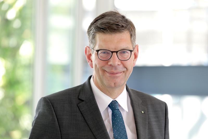 FOM Rektor Prof. Dr. Burghard Hermeier