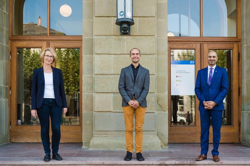 Bild Prof. Dr. Katrin Böhning-Gaese, Mitglied des Direktoriums der Senckenberg Gesellschaft für Naturforschung, PD Dr. Miklós Bálint und JLU-Präsident Prof. Dr. Joybrato Mukherjee (v.l.). 