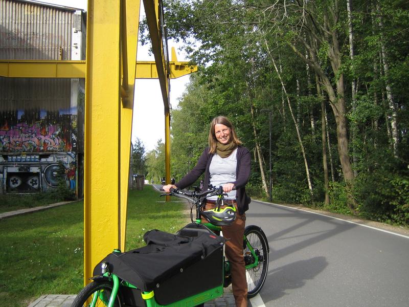 Dr. Jana Kühl auf der Veloroute 10 in Kiel. Die 35-Jährige wird zum 1. November als bundesweit erste Professorin für Radverkehrsmanagement an der Ostfalia Hochschule für angewandte Wissenschaften ernannt.