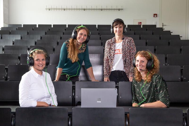 Die Rednerinnen des DigiCamps über virtuelle Lehre im Hörsaal an der TH Deggendorf: v.l. Theresa Bauer, Dr. Karina Fisch, Prof. Dr. Doris Eberhardt, Caroline Weber