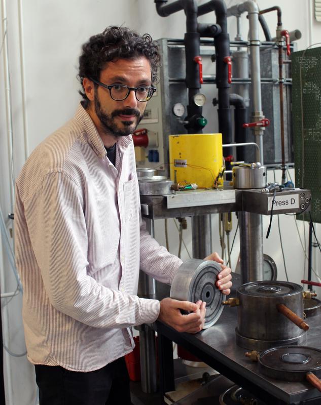 Dr. Danilo Di Genova bereitet am BGI ein Experiment mit basaltischem Magma unter hohen Drücken und hohen Temperaturen vor.
